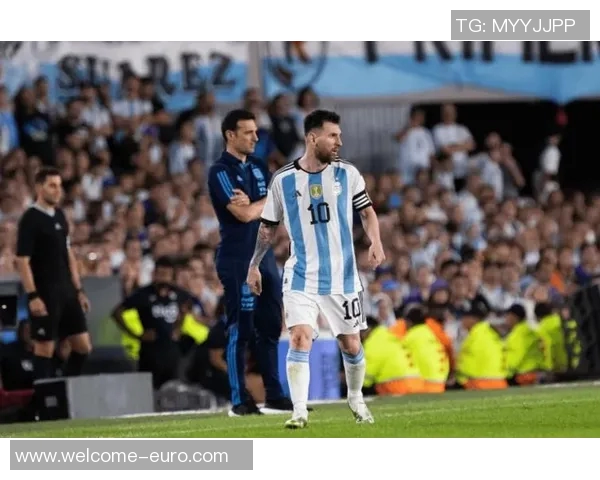 梅西与传奇门将伊基塔赛前亲密互动温馨拥抱引发球迷热议 梅西与传奇门将伊基塔赛前亲密互动温馨拥抱引发球迷热议